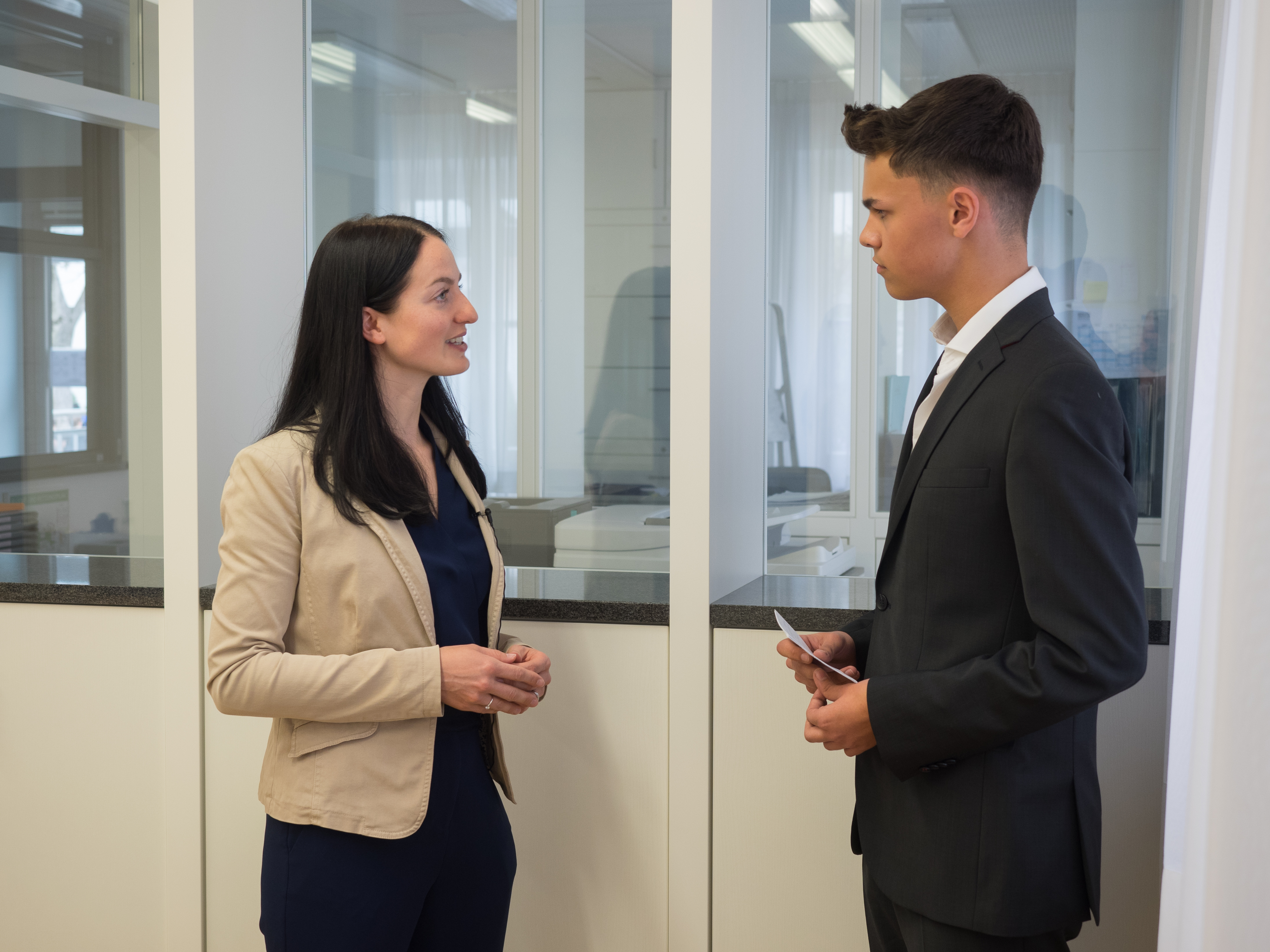 MdB Julia Obermeier im Interview mit einem Schüler der 11. Klasse