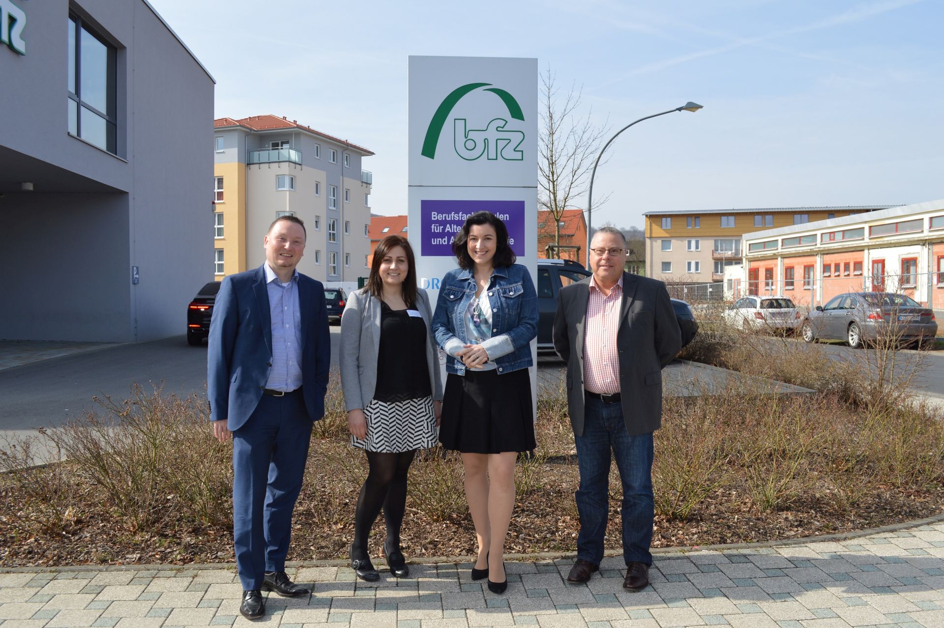 Dorothee Bär in Bad Kissingen: v.l.: Stephan Zeller (Leiter bfz gGmbH Schweinfurt), Sandra Herleth (stellv. Schulleitung), Dorothee Bär, Peter-Wolfgang Großmann (bfz Außenstelle Bad Kissingen)